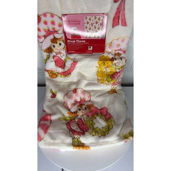 Strawberry Shortcake Plush Throw Blanket – Vintage Style Holiday Print 50”x60” - Picture 4 of 4